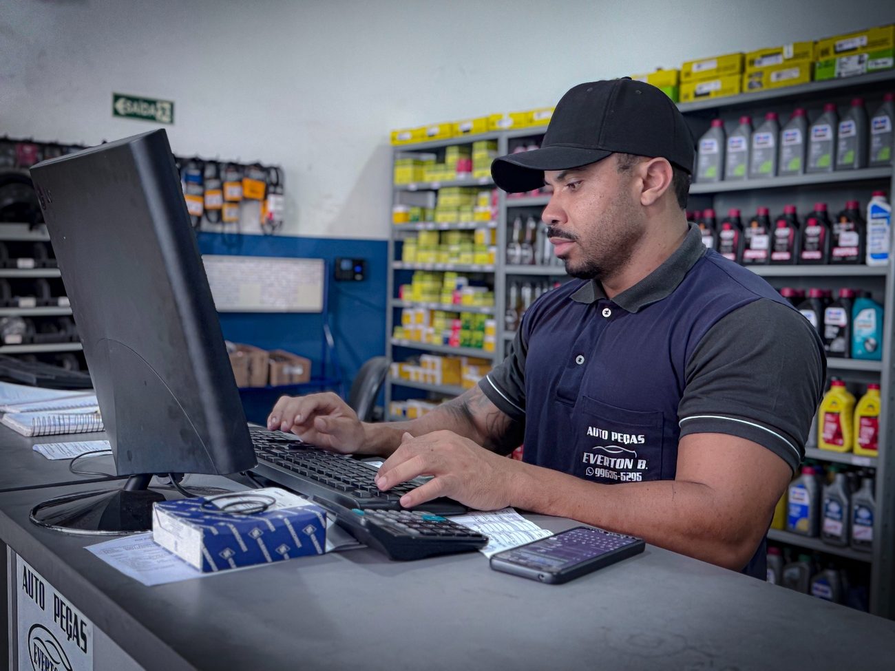 Atendimento no balcão da Everton Auto Peças